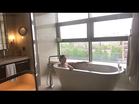 ❤️ Napakalaking babe madamdamin jerking off ang kanyang puki sa banyo ❤️ Porno sa amin